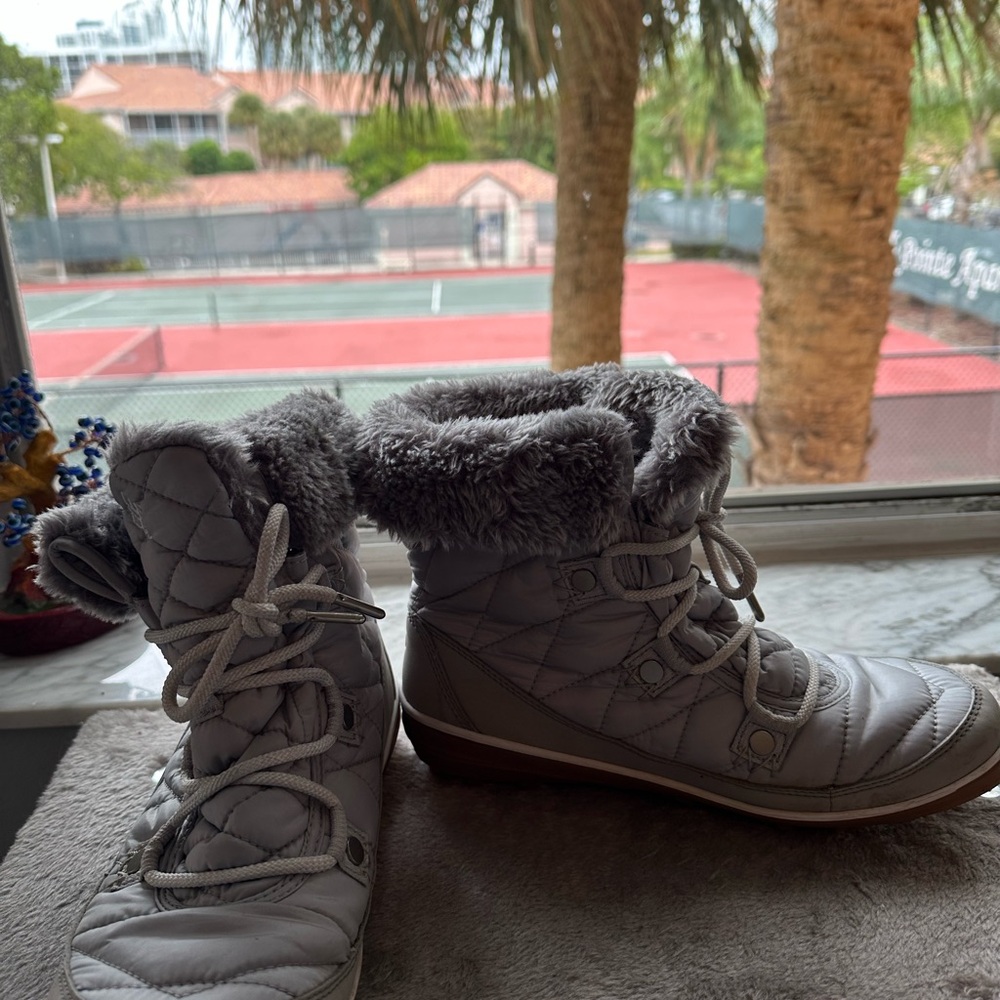 Columbia Black Quilted Boots with Faux Fur - Picture 3 of 8